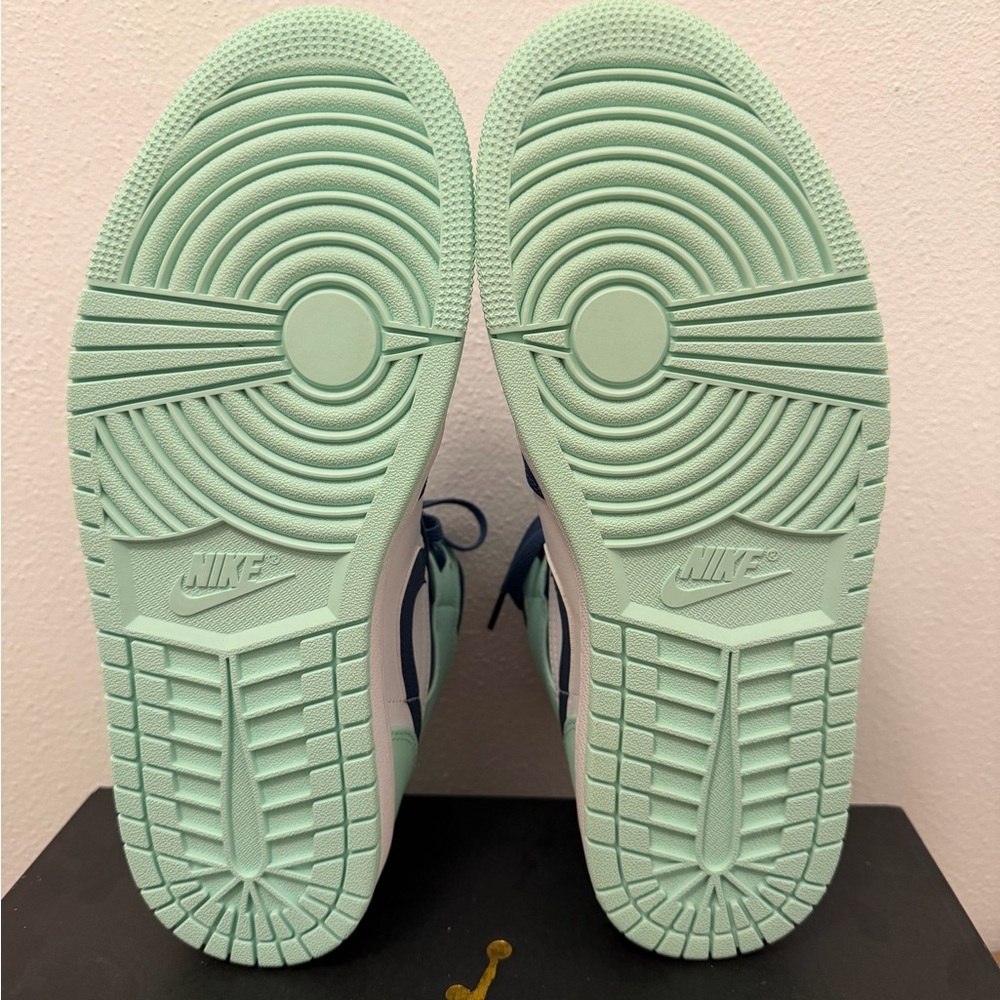 Nike Air Jordan 1 Mid Blue Mint 554724-413
10 Retro Tiffany Igloo Green Navy - Picture 5 of 6